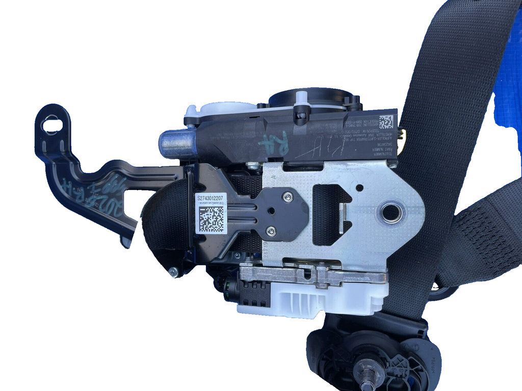 BMW OEM 17-20 530i Front-Seat Belt Assembly Right Passenger