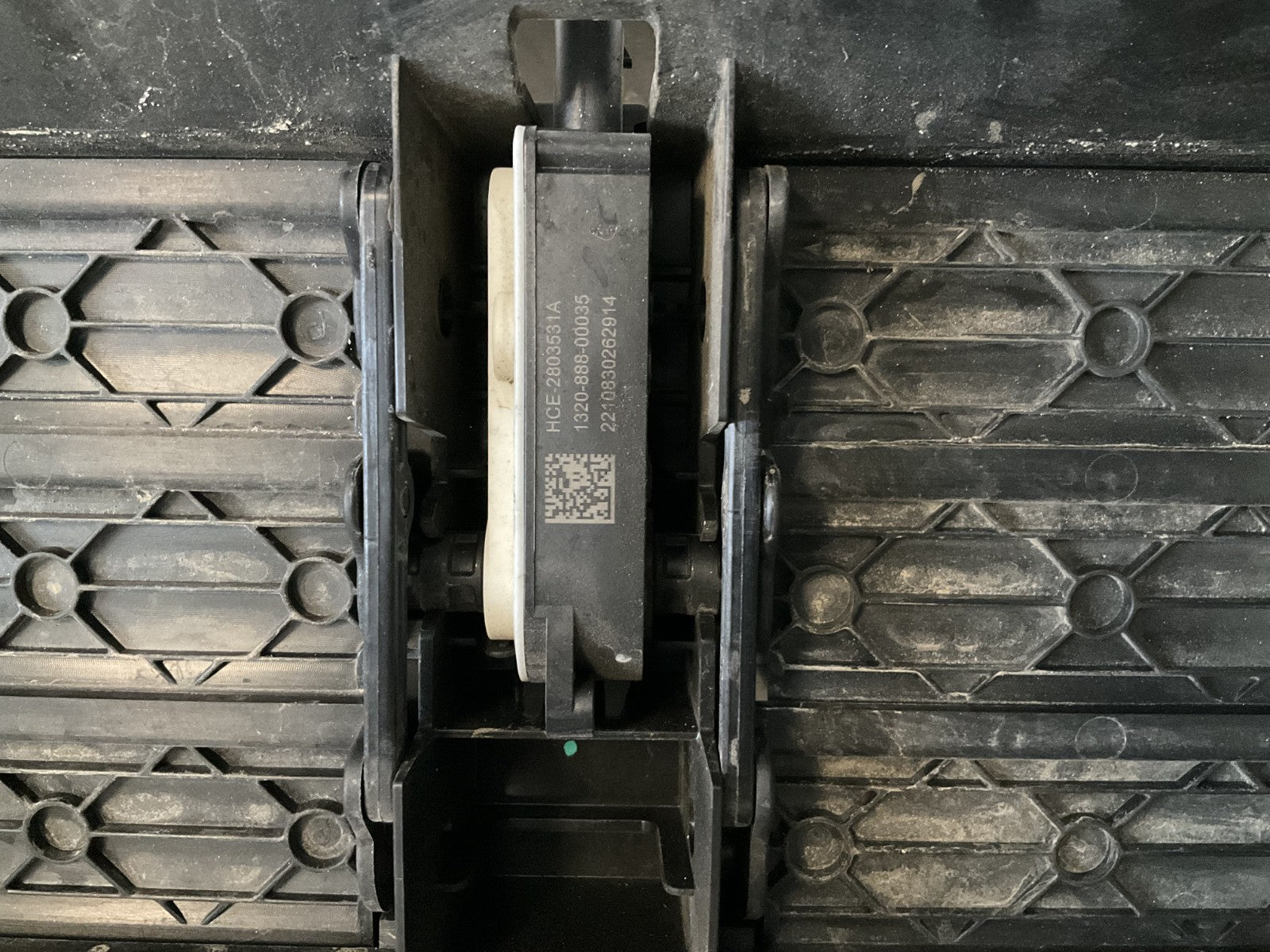 2023 2024 Vinfast Front Lower Active Air Shutter Grille W/ Motor OEM