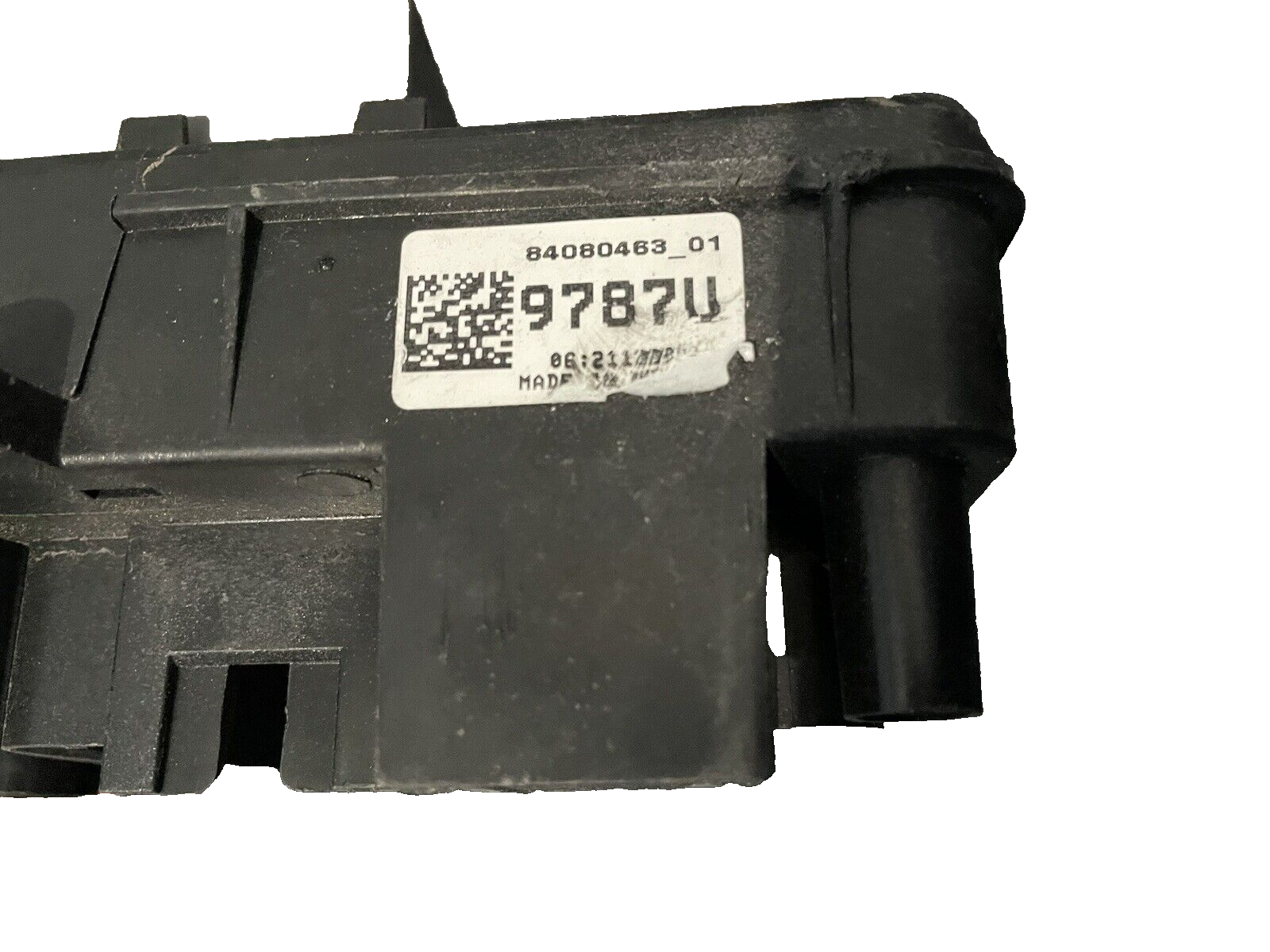 2016-2020 chevrolet impala 3.6L engine fuse relay box 84080463 oem